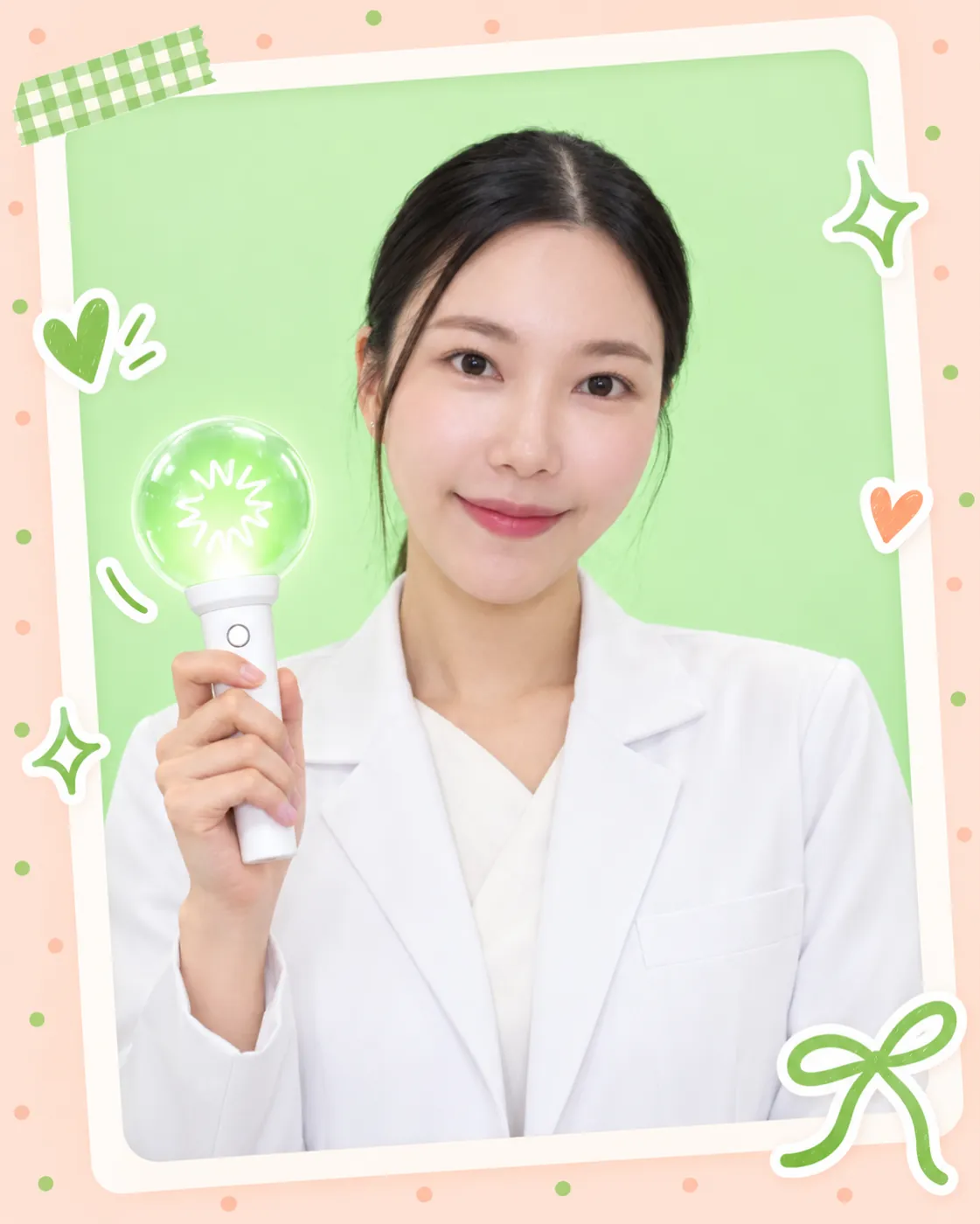 หมอแนต แพทย์ GETGLOW Clinic ถือแท่งไฟสีเขียว